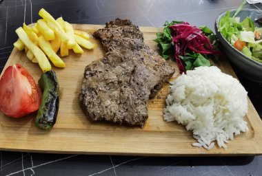 Kızarmış biftek ve meze.