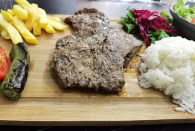 Kızarmış biftek ve meze.