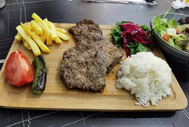 Kızarmış biftek ve meze.
