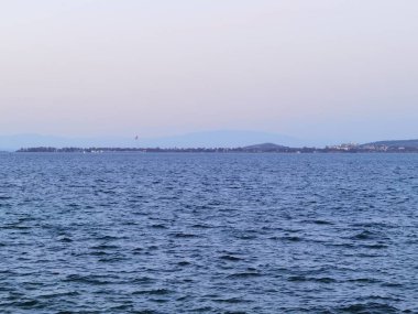 Gezinti alanından deniz manzarası