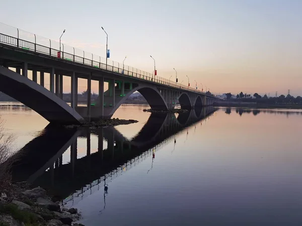 橋はユーフラテス川を渡ってビレク市内に架かっていた — ストック写真