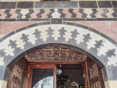 Gaziantep 'teki Eyupoğlu camii kırmızı ve beyaz taşlarla