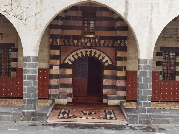 Τζαμί Eyupoglu Στο Gaziantep Κόκκινες Και Λευκές Πέτρες — Φωτογραφία Αρχείου