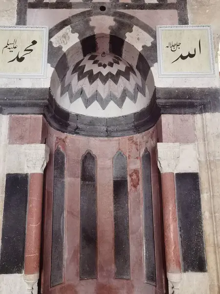 赤と白の石を持つGaziantepのEyupogluモスク — ストック写真