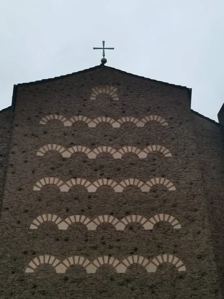 Kirche Mit Ziegelstein Und Weißem Kranzmuster — Stockfoto