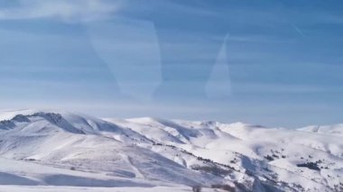 Kop geçidinde karlı dağlar 250 metre yükseklikte.