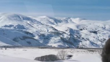 Kop geçidinde karlı dağlar 250 metre yükseklikte.