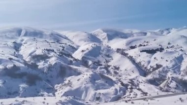 Kop geçidinde karlı dağlar 250 metre yükseklikte.