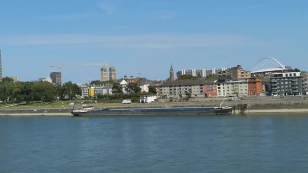 Stadt Köln von einer Rheinbrücke aus gesehen