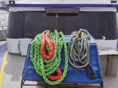 Gemileri kıyıya bağlamak için ipler.