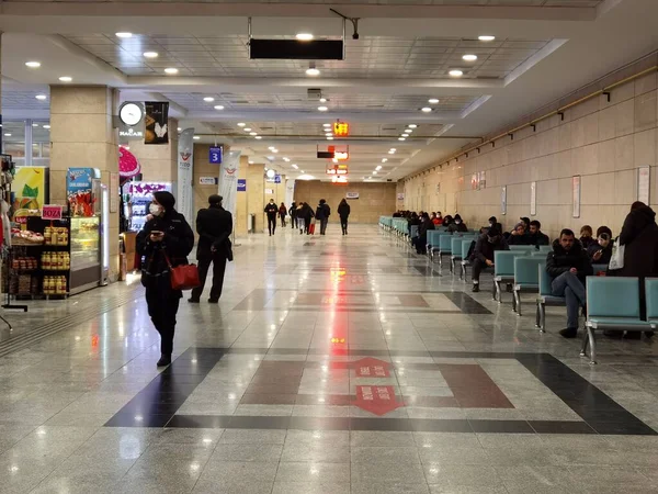 Железнодорожная Станция Eskisehir Людей Ожидающих Поезд — стоковое фото
