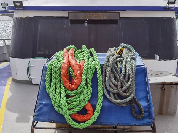 Gemileri kıyıya bağlamak için ipler.