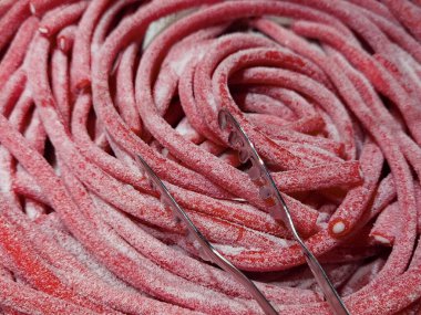 Kırmızı ve beyazla süslenmiş lezzetli tatlılar.