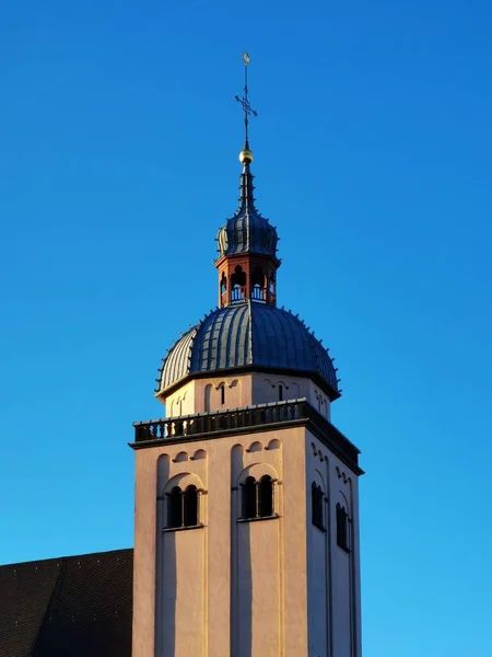 Ein Kirchturm Und Ende Des Turms Hängt Ein Kreuz — Stockfoto