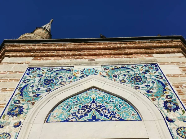 用白色 蓝色和浅蓝色马赛克瓷砖制成的清真寺门 — 图库照片