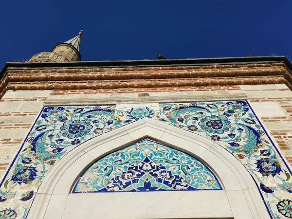 Beyaz Mavi Açık Mavi Mozaik Fayanslardan Yapılmış Bir Cami Kapısı — Stok fotoğraf