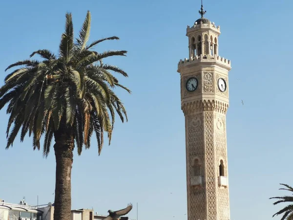 İzmir 'in simgesi saat kulesidir.