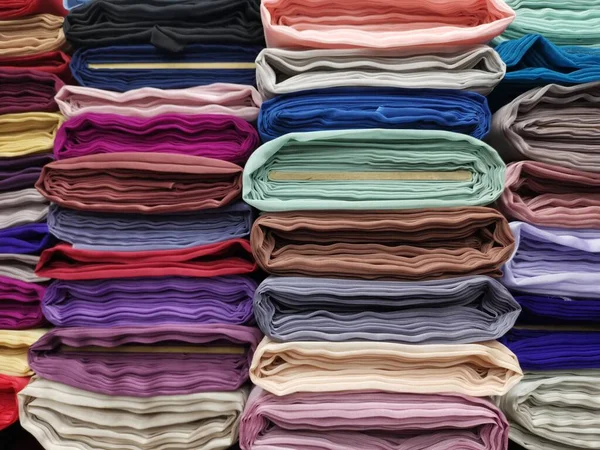 Farklı renk ve motiflerde kumaşlar