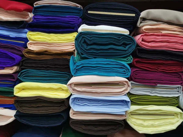 Kumaş blokları farklı renk ve boyutlarda.