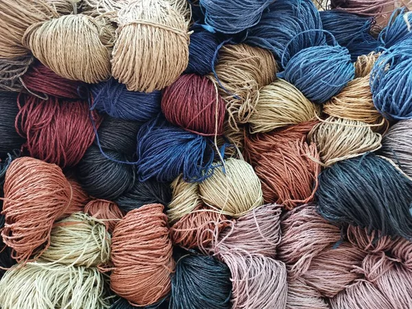 Farklı renk ve kalınlıkta yün