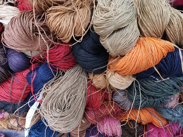 Farklı renk ve kalınlıkta yün