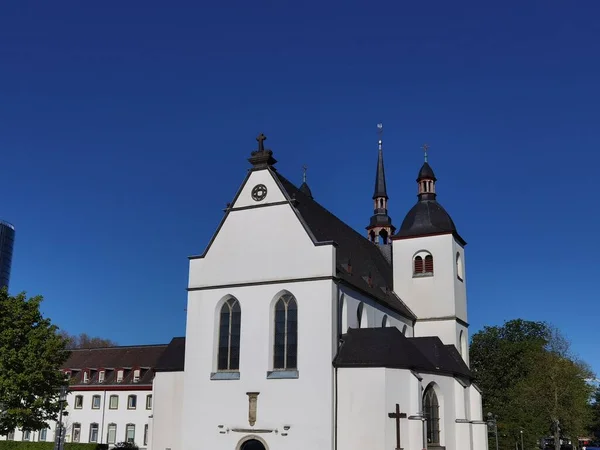 Eine Kölsche Weiße Kirche Mit Dem Regenblick Auf Köln — Stockfoto