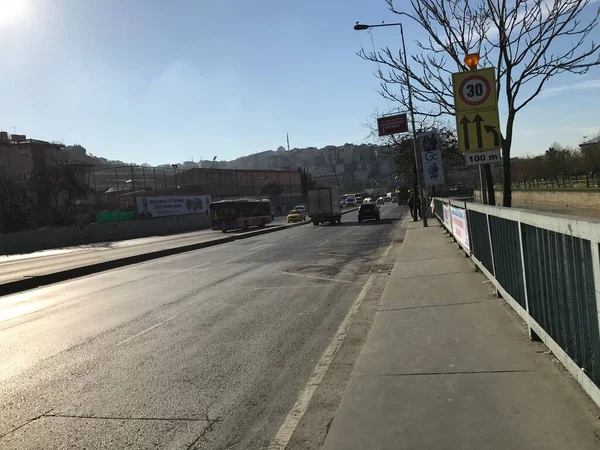 İstanbul 'daki tamamen inşa edilmiş Kagithane vadisinden bir manzara