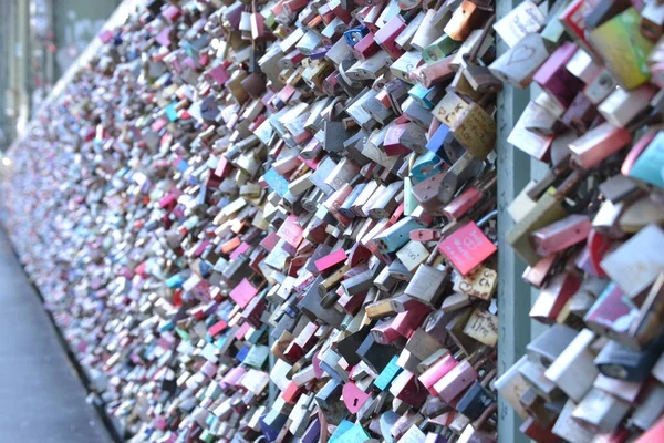 Köln 'deki köprüde aşk kilitleri