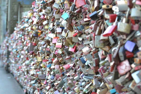 Köln 'deki köprüde aşk kilitleri