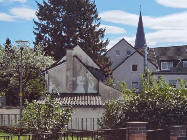 Almanya 'da yol kenarından arka bahçe manzarası