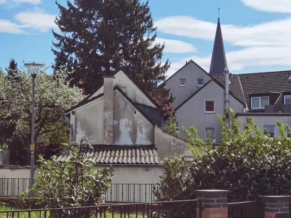 Almanya 'da yol kenarından arka bahçe manzarası