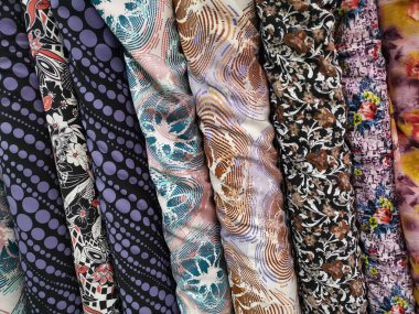 Çeşitli renk ve desenlerde kumaşlar