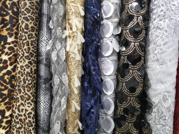 Çeşitli renk ve desenlerde kumaşlar