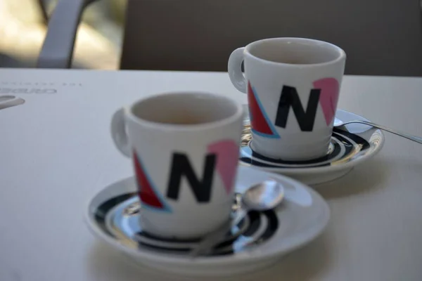 Zwei Kaffeetassen Mit Aufgebrühtem Kaffee Weiße Kaffeetassen Und Untertassen Mit lizenzfreie Stockbilder