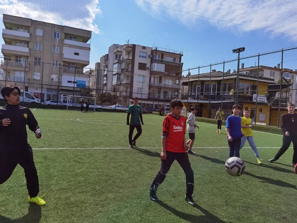 2022 Młodzież Grająca Piłkę Nożną Boisku Dywanowym Izmirze Aliadze — Zdjęcie stockowe