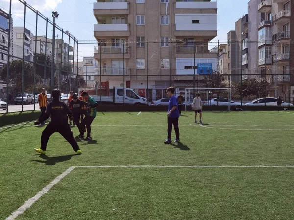 2022 Młodzież Grająca Piłkę Nożną Boisku Dywanowym Izmirze Aliadze — Zdjęcie stockowe
