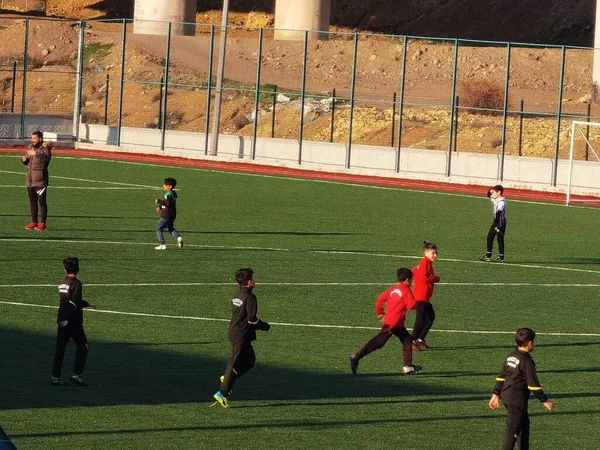 2022 Jovens Jogando Futebol Campo Tapetes Izmir Aliaga — Fotografia de Stock