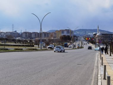 İzmir 'in ana caddesi. Geniş cadde, az trafik var.