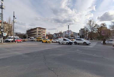 Yol kenarından Menemen 'de sokak trafiği