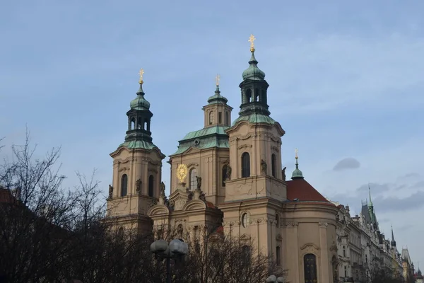 Eine Kirche Mit Zwei Säulen Mitten Der Stadt — Stockfoto