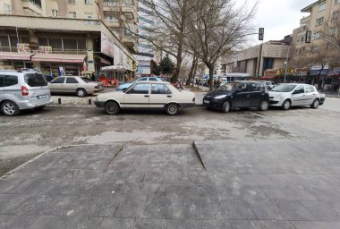 Tekerlekli sandalye kullanıcıları 03.07.2022 'de kaldırıma bariyer koyuyor.