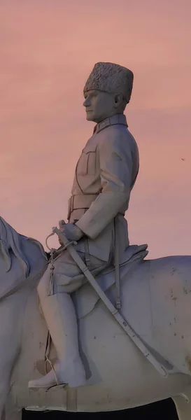 Статуя Ататюрка Высокой Лошади Военной Форме — стоковое фото