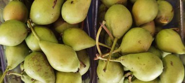 Sarı yeşil armutlar üst üste