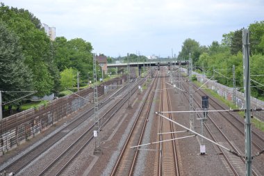 Yan yana olan trenler için çeşitli raylar