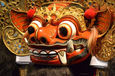 Tahtadan yapılmış aslanlar şeklinde kutsal figürler.