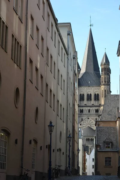 Turm Des Kölner Rathauses Von Einer Engen Gasse Aus Gesehen — Stockfoto