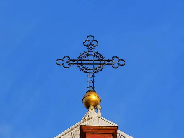 Cruz Ferro Telhado Uma Igreja — Fotografia de Stock