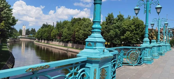 Puente Con Barandillas Azules Estanque —  Fotos de Stock