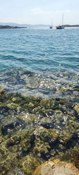 Mar Perto Costa Com Rochas Perigosas Água — Fotografia de Stock