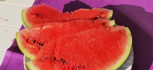 Drie Heerlijke Sappige Watermeloen Plakjes — Stockfoto
